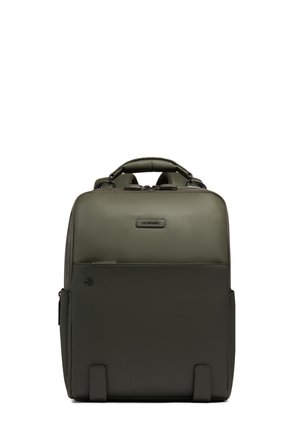 Sac à dos en cuir vert foncé et noir avec poignée supérieure, poche avant zippée et bretelles rembourrées, présenté de face sur fond blanc.