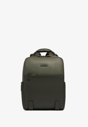 Zaino in pelle verde scuro e nero con manico superiore, tasca frontale con zip e spallacci imbottiti, mostrato frontalmente su sfondo bianco.