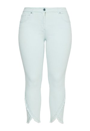 Hellblaue, kurze Jeans mit ausgefransten V-förmigen Säumen und kleinen Metallnieten entlang der Ränder, mit Vorderentaschen und Knopfverschluss.