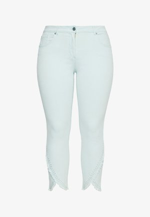 Lichtblauwe korte jeans met rafelige V-vormige zoom en kleine metalen studs langs de randen, met voorzakken en knoopsluiting.
