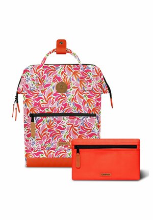 Bunter Rucksack mit Blumenmuster, orangefarbenem Lederboden und passender orangefarbener Reißverschlusstasche mit Vordertaschen und gebrandeten Lederetiketten.