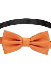Orange satin fluga med en strukturerad yta, som har en centralt placerad knut och ett justerbart svart band.
