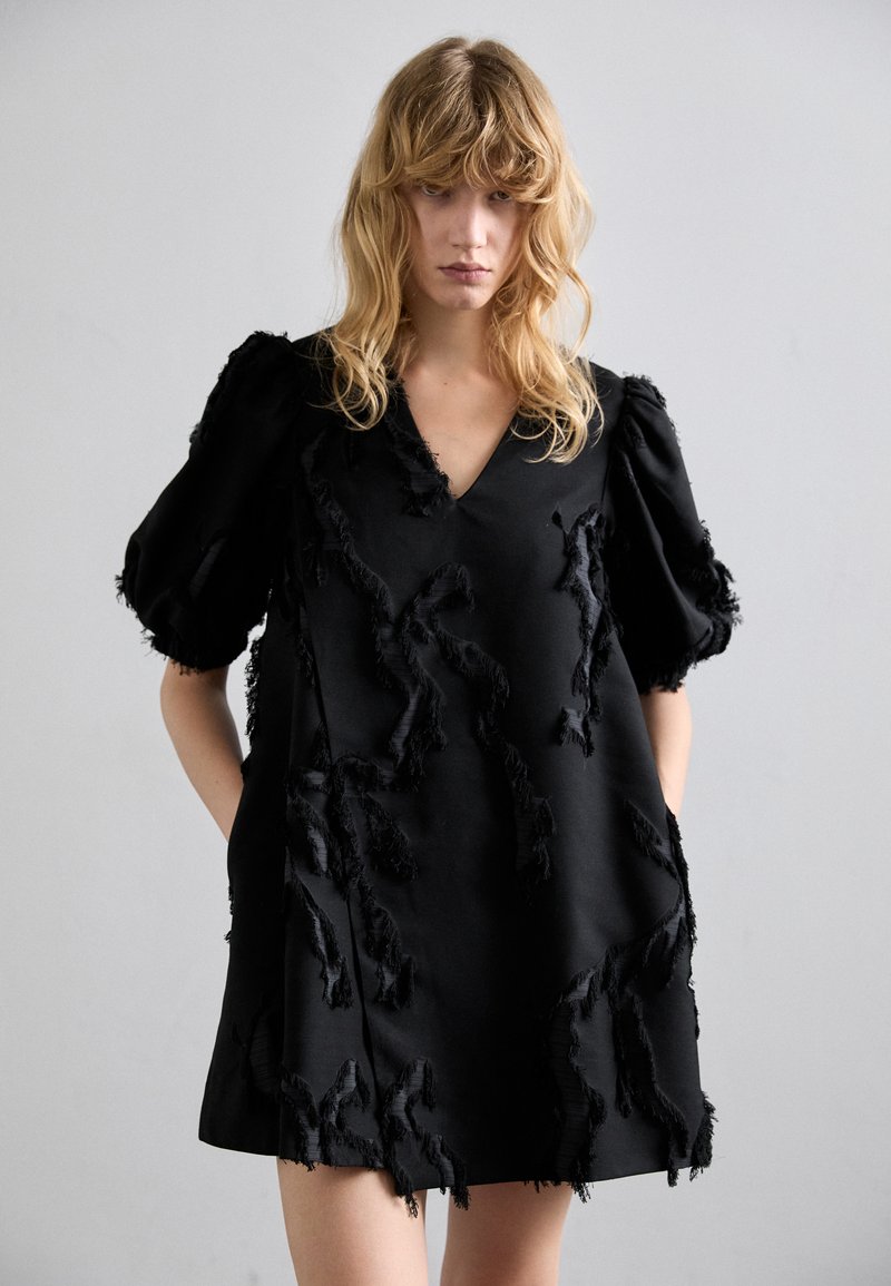 Stine Goya PUFFY SLEEVES MINI DRESS - Koktejlové šaty / šaty na párty - jet black