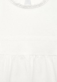 Bíl dress s texturovaným živůtkem, volánovým výstřihem a nabíranou, splývavou sukní. Jednoduchý design s klasickou, neutrální barvou.