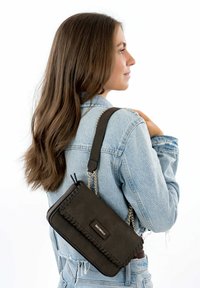 Sort læder crossbody taske med kædestrop, der har stygge kanter og en lille logo-plade. Tasken er rektangulær og tekstureret.