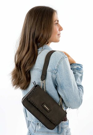 Borsa a tracolla in pelle nera con catena, caratterizzata da bordi cuciti e una piccola placca con logo. La borsa ha una forma rettangolare e una texture particolare.