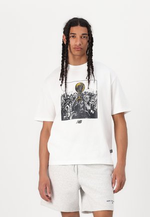 New Balance HOOPS CHAMPIONSHIP  GRAPHIC UNISEX - Apdrukāts T-krekls - white