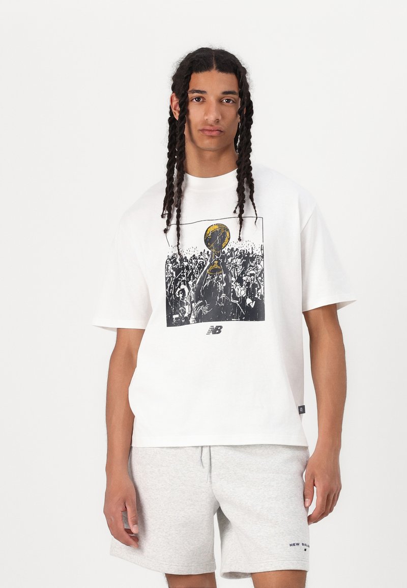 New Balance HOOPS CHAMPIONSHIP GRAPHIC UNISEX - Trükipildiga T-särk - white