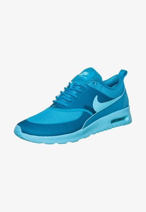 Baskets Nike Air Max Thea bleues avec tige en mesh, design à lacets et coussin d'air visible dans la semelle, présentées en angle pour montrer le côté extérieur.
