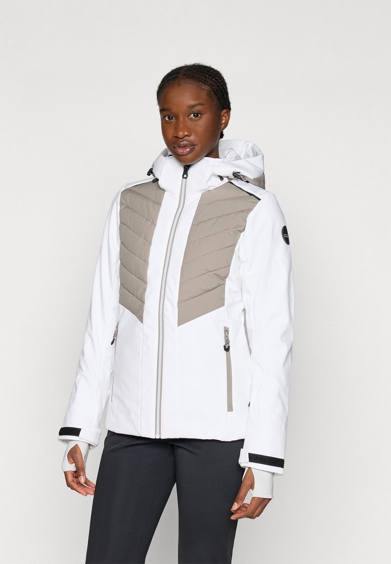 Biela nepremokavá bunda s béžovým chevron vzorom, so zipsom vpredu a nastaviteľnou kapucňou, má dve bočné vrecká a čierne akcenty.