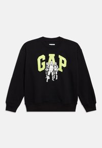 Μαύρο φούτερ με τη λέξη "GAP" σε έντονους, ανακλαστικούς κίτρινους χαρακτήρες. Φέρει γραφικό με τρεις stormtroopers. Ριμπ μανσέτες και τελείωμα.