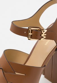 MICHAEL Michael Kors NORA PLATFORM - Platåsandaler - luggage