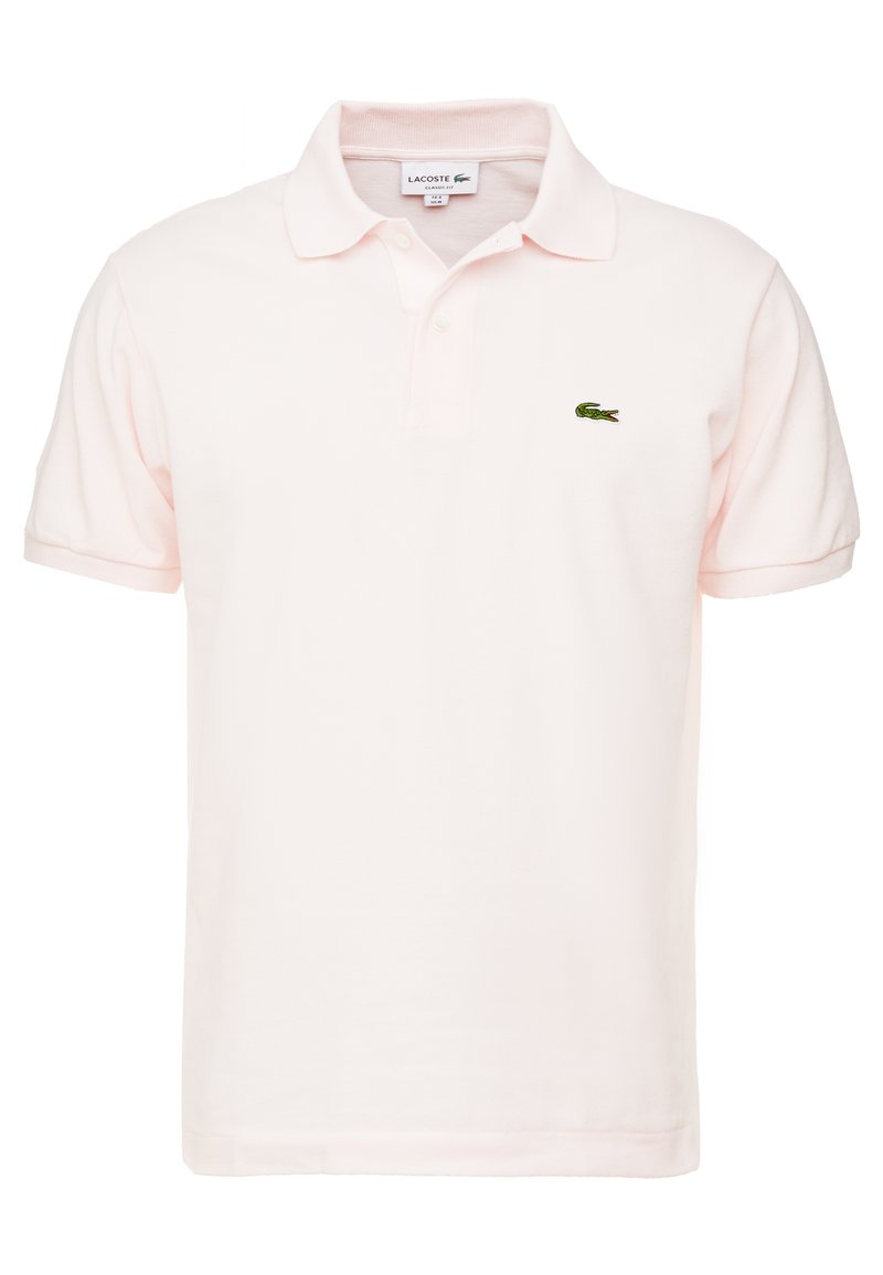 Polo tričko v svetlo ružovej bavlne s klasickým golierom, krátkymi rukávmi a zeleným vyšitým logom Lacoste na ľavej hrudi.