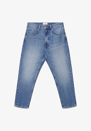 Jeans in denim azzurro chiaro con vestibilità rilassata, caratterizzati da cinque tasche, chiusura con zip, cuciture a contrasto e una leggermente effetto sbiadito.