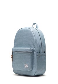 Světlomodrý látkový batoh s kulatým tvarem, přední zipová kapsa a kožený táhlo. Obsahuje horní rukojeť pro nošení.
