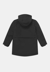 Svart vattentät jacka med huva. Har långa ärmar, en ryggventil och en rak fåll. Slät textur och minimalistisk design.