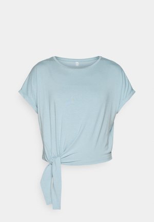 Ljusblå croppad t-shirt i mjukt tyg, med rundad halsringning, korta uppvikta ärmar och en knutdetalj framtill vid fållen.