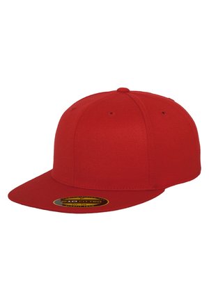 Rød baseballkasket lavet af tekstureret stof, med en flad skygge og et ensfarvet design. Inkluderer et cirkulært logo klistermærke på skyggen.