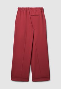 Pantaloni larghi bordeaux con vita elasticizzata, dotati di una tasca posteriore, texture liscia e orli risvoltati.