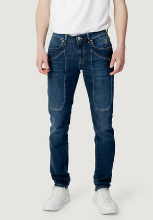 Jeans in denim blu scuro con vestibilità slim, caratterizzati da tasche frontali, cuciture a contrasto e un logo discreto sulla vita.