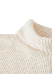 Maglione a collo alto color crema con una trama a costine, dotato di un morbido collo ripiegato e di una vestibilità aderente, progettato per offrire calore.