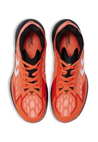 Oranje sportschoenen met een bovenwerk van mesh, zwarte binnenkant en witte accenten. Voorzien van gestructureerde patronen en dikke rubberen zolen voor grip.