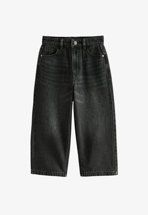 Crne traperice skraćenog kroja s prednjim gumbom, zavojnicama za pojas i pet džepova, prikazane na bijeloj pozadini.