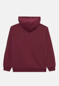 Burgunderfarget hettegenser med stor hette, lange ermer og ribbestrikkede mansjetter og kant. Laget av mykt materiale med en glatt tekstur.