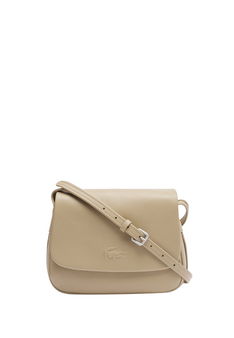 Sac à bandoulière en cuir beige avec fermeture rabat, bandoulière adjustable et logo embossé à l'avant. Texture lisse et design minimaliste.