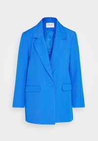 Blazer bleu vif à un bouton avec revers crantés, manches longues et deux poches à rabat sur le devant, sur un fond uni.