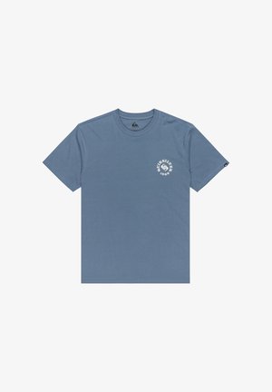 Modrá bavlnená tričko s okrúhlym výstrihom, s bielym kruhovým logom na ľavej časti hrude a s značkovou etikettou na ľavom rukáve.