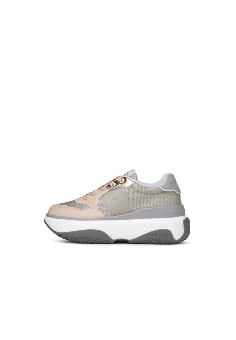 Sneakers met een mix van lichtbeige en grijs stof, en gladde leren accenten, met een dikke witte zool en decoratieve gouden veterogen.