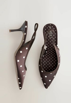 Ruskeat pallokuvioiset slingback-korkokengät, joissa on terävä kärki ja kiiltävä musta korko. Kangaspäällyste ulkopuolella, valkoiset pallokuvat sisäpinnalla ja ulkopinnalla.