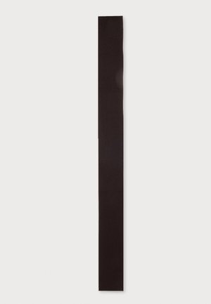 Bande de tissu côtelé longue, étroite et brun foncé sur un fond gris clair, avec des bords nets et droits et une texture uniforme.