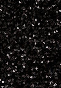 Juodas pailgas audinys su tankiu apvalių blizgučių išdėstymu, kai kurie jų sidabriniai, sukuriantys tekstūrinį, atspindintį paviršių.
