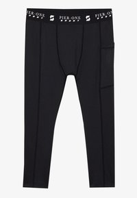 Schwarze sportliche Leggings aus dehnbarem Stoff. Sie verfügen über einen breiten Bund mit "PIER ONE SPORT"-Markenlogo und einer Seitentasche.