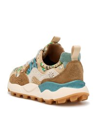 Bunt gemusterte Sneaker aus einer Mischung aus Wildleder, Mesh und Textilmaterialien, mit einer Gummisohle, einem einzigartigen Blumenmuster und einer Zugschnur.