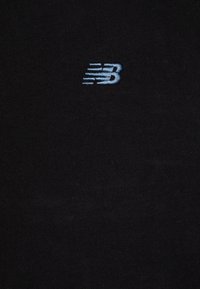 Tessuto nero con un logo blu ricamato e linee di velocità, che mostra una texture liscia e una forma uniforme.