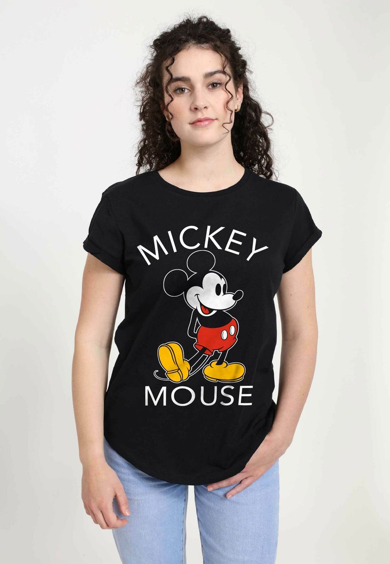 Černé bavlněné tričko s grafikou Mickey Mouse v červených šortkách a žlutých botách, s textem "MICKEY MOUSE" v bílé barvě.