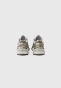 Sivi i bež New Balance tenisice s mrežastim i sintetičkim gornjim dijelom, s oznakom modela "1000" i zelenim logotipom.