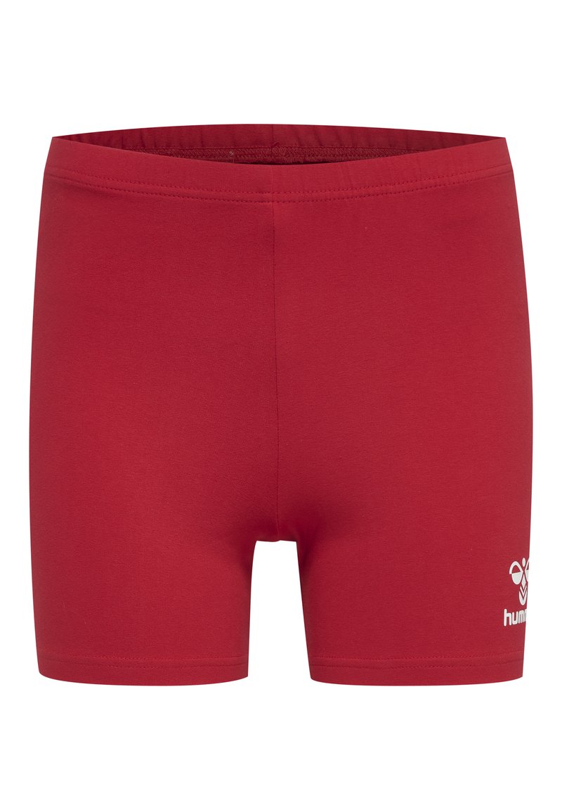 Rote Stretch-Shorts aus Stoff mit einem breiten elastischen Bund, versehen mit einem kleinen weißen Logo auf der unteren linken Seite. Glatte Textur, Oberschenkellänge.