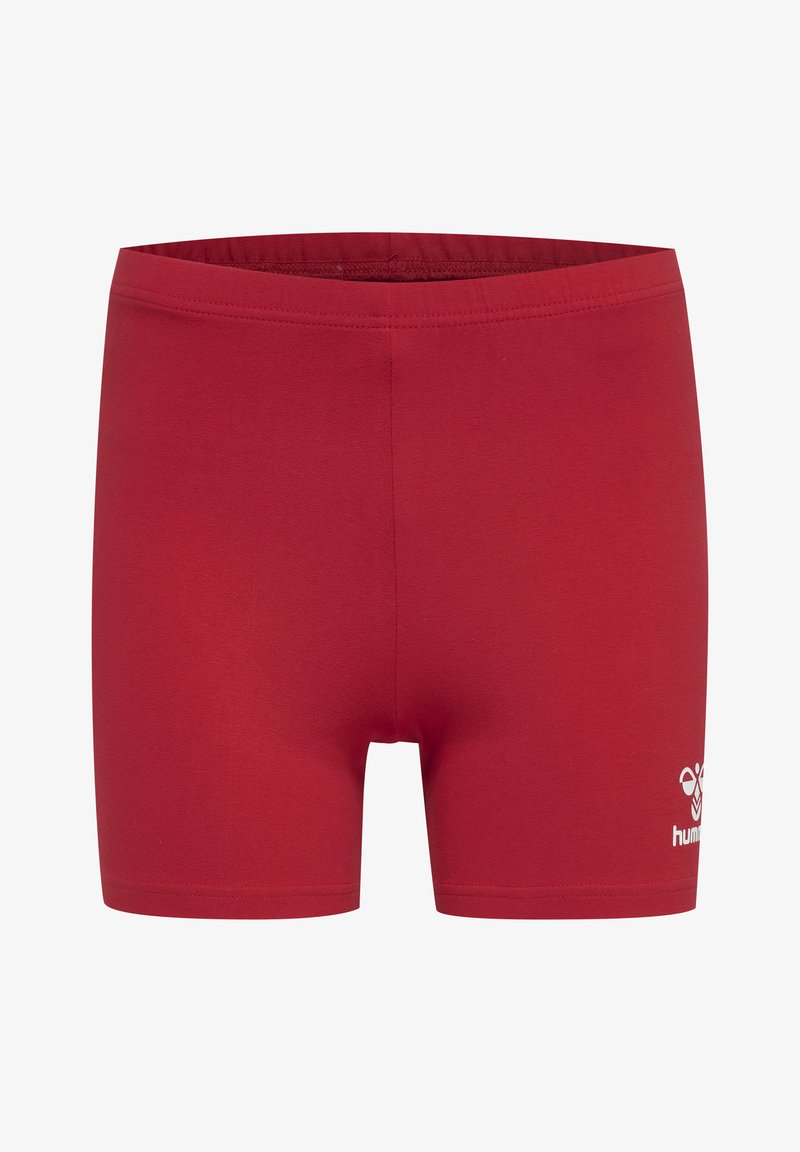 Rote Stretch-Shorts aus Stoff mit einem breiten elastischen Bund, versehen mit einem kleinen weißen Logo auf der unteren linken Seite. Glatte Textur, Oberschenkellänge.