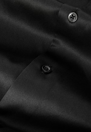 Sort stof med en glat tekstur, der har en sort knap og en subtil glans. Materialet ser elegant og fint vævet ud.