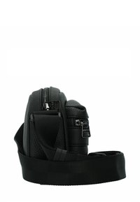 Zwarte leren schoudertas met textuur, voorzien van een ritsvak, verstelbare schouderband en metalen accenten. Compact en rechthoekig van vorm.