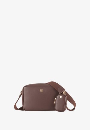 Braune Leder-Crossbody-Tasche mit strukturierter Oberfläche, ausgestattet mit einem Logo aus goldfarbener Hardware und einem kleinen abnehmbaren Beutel.