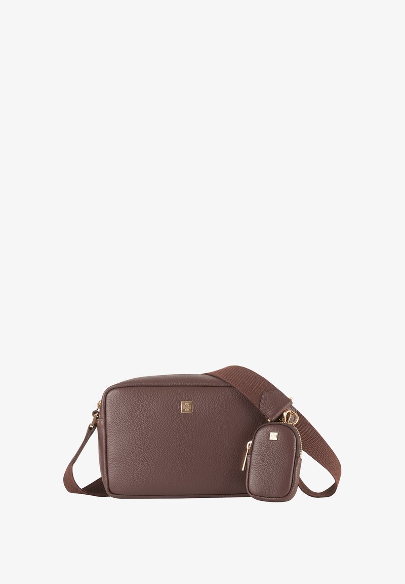 Brązowa skórzana torba crossbody o teksturowanym wykończeniu, z logo w kolorze złotym i małą odpinaną kieszonką.