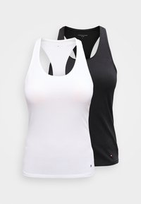 Δύο αμάνικα τοπ με racerback, ένα λευκό μπροστά και ένα μαύρο πίσω, και τα δύο με μικρό λογότυπο Tommy Hilfiger στο κάτω μέρος.