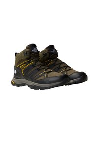 Buty trekkingowe w kolorze oliwkowym i czarnym, z trwałą syntetyczną cholewką, teksturowaną powierzchnią i żółtymi akcentami, z solidną podeszwą zapewniającą dobrą przyczepność.