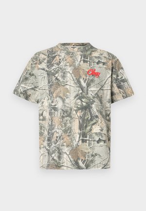 Rövid ujjú, kerek nyakú póló, terepmintás földszínekkel, az elején hímzett piros "Obey" logóval.