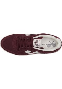 Burgunderfarbene Wildledersneaker mit weißen Akzenten, ausgestattet mit einer strukturierten Zehenkappe, klassischem Schnürdesign und einem mit Logo versehenen Innensohle.